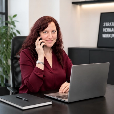 Edith Mazza telefoniert gekonnt
